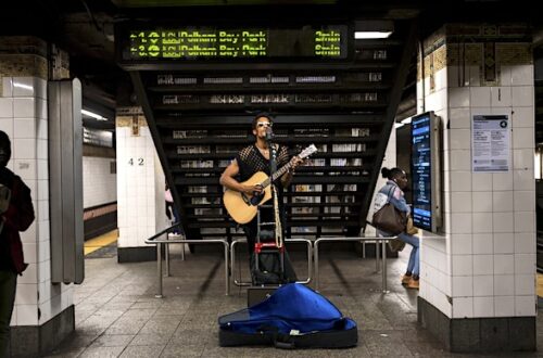 Street musician, playing the guitar on subway station of Manhattan, USA — Photo by Sopotniccy