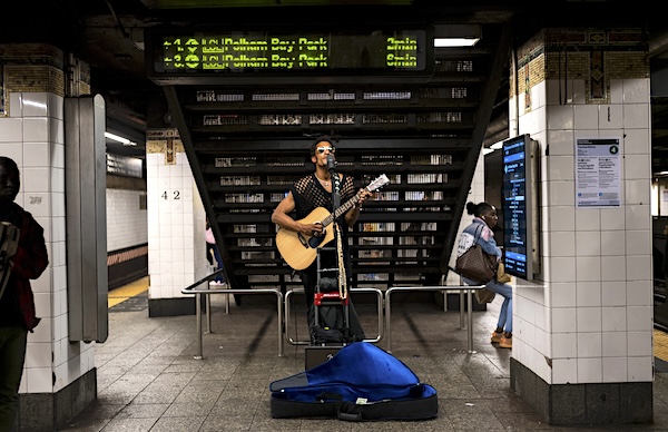 Street musician, playing the guitar on subway station of Manhattan, USA — Photo by Sopotniccy